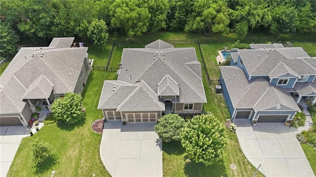 404 SE Mill Creek Drive — photo 2