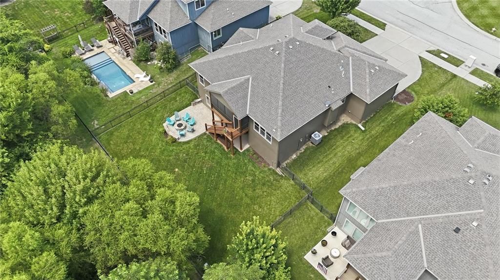 404 SE Mill Creek Drive — photo 3