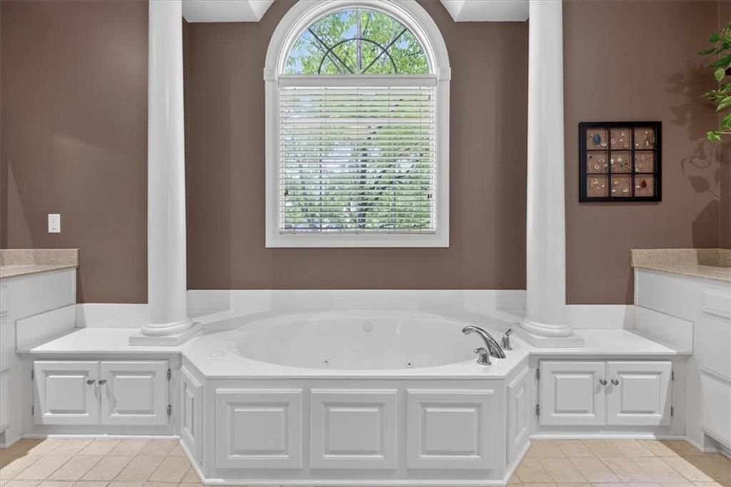 Double vanity at 9406 Pleasant Avenue, Kansas City, MO 64138