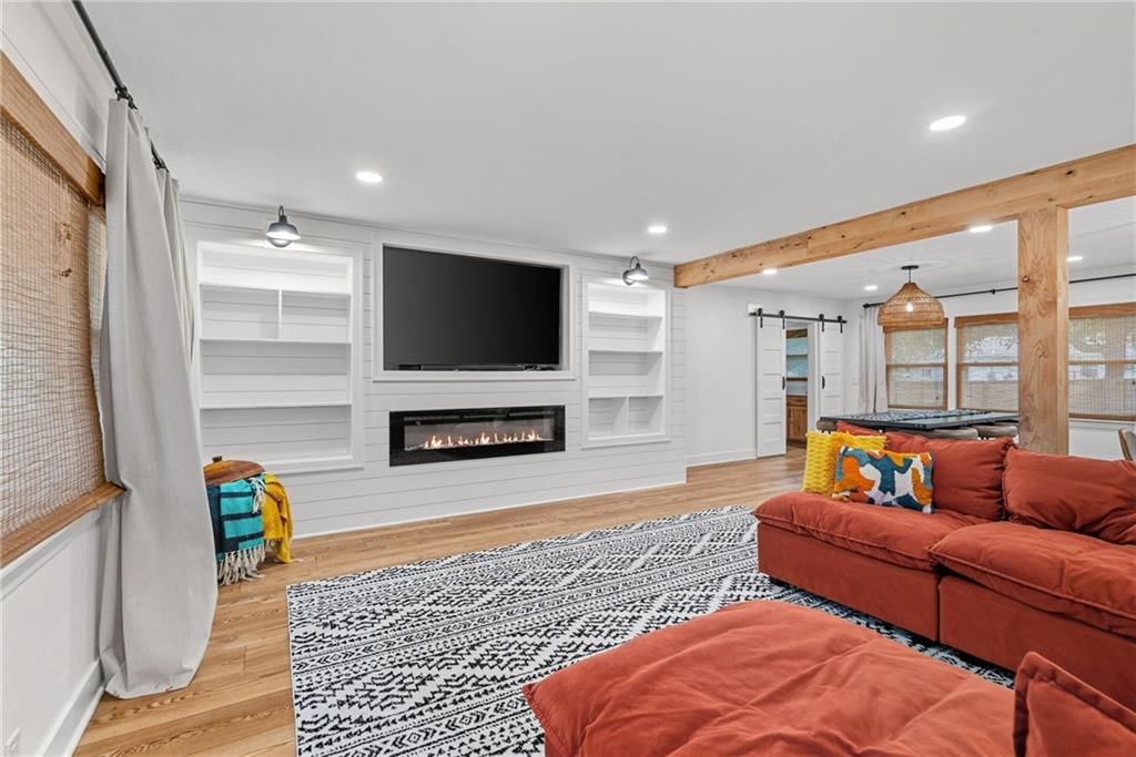 610 W Clark Street — photo 14