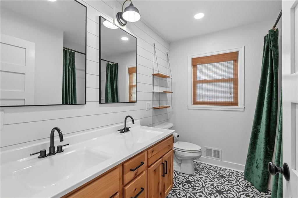 610 W Clark Street — photo 22