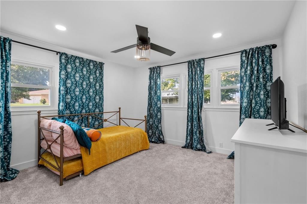 610 W Clark Street — photo 24