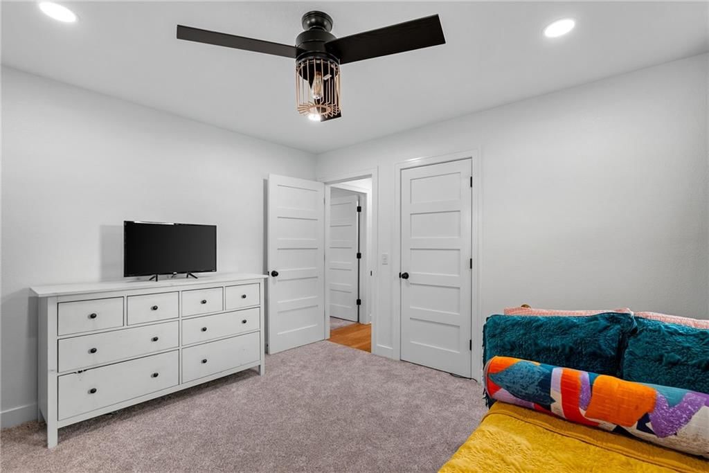 610 W Clark Street — photo 25