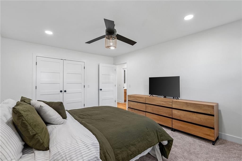 610 W Clark Street — photo 27