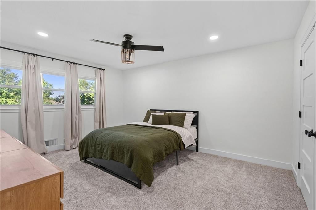 610 W Clark Street — photo 28