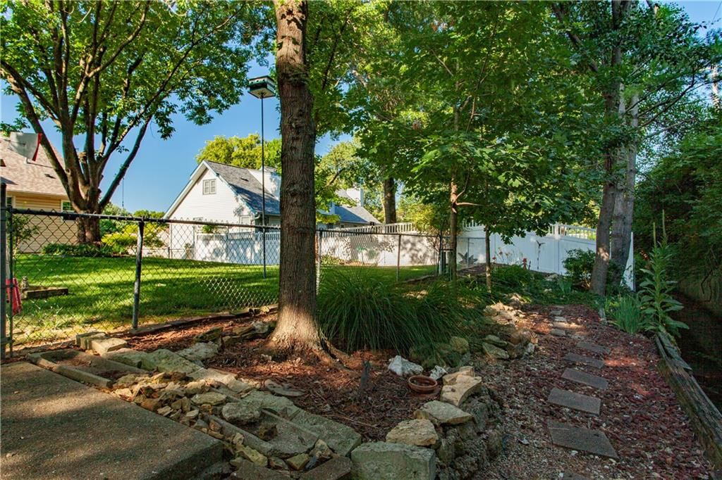 404 NE Locust Drive — photo 25