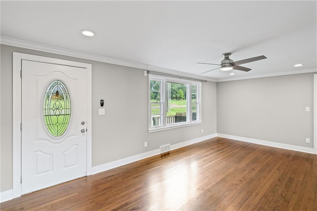 8123 Valley View Drive — photo 4