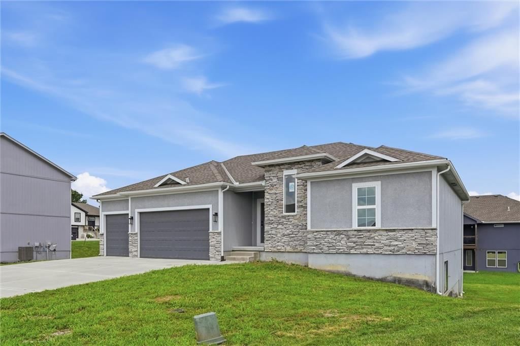 1114 SW Crabtree Circle — photo 3