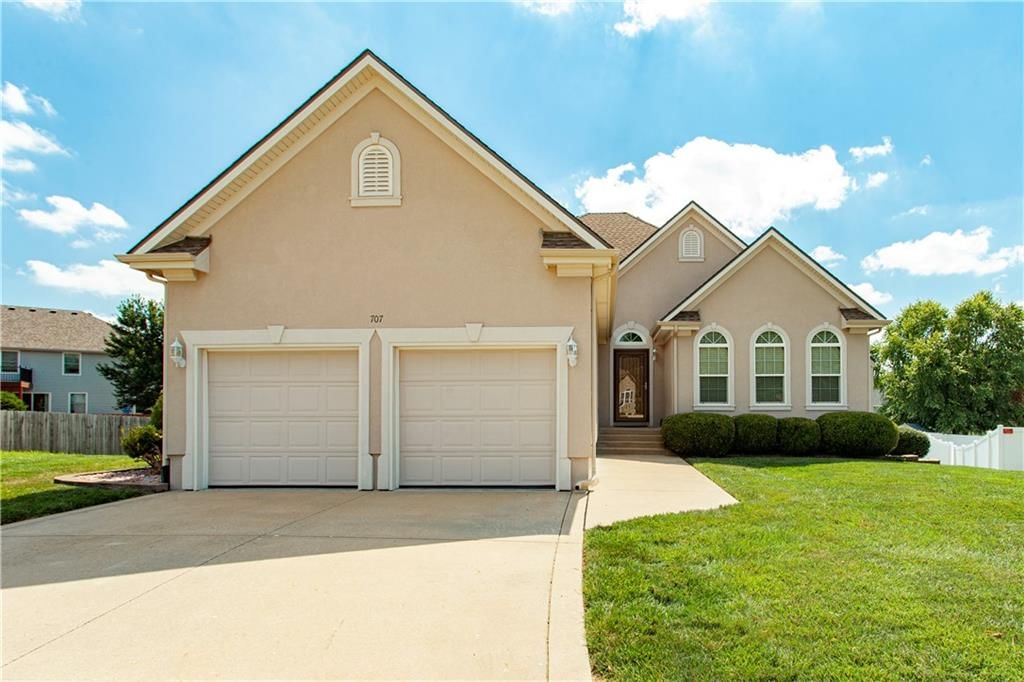 707 NW Baytree Circle — photo 2