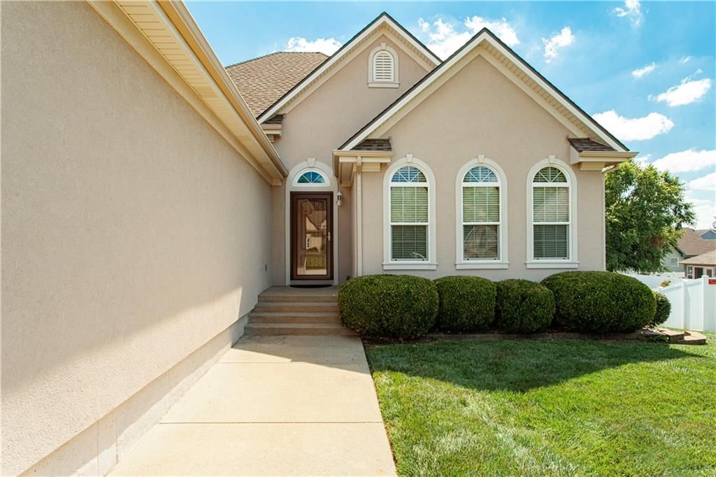 707 NW Baytree Circle — photo 3