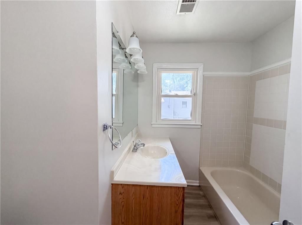 Photo 17 of 20 - 8104 N State Route 9 Highway, Kansas City, MO 64152