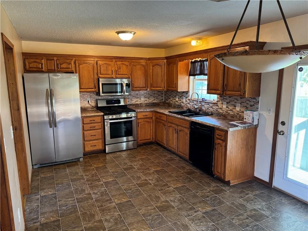 3704 NW Hidden Pointe Drive — photo 10