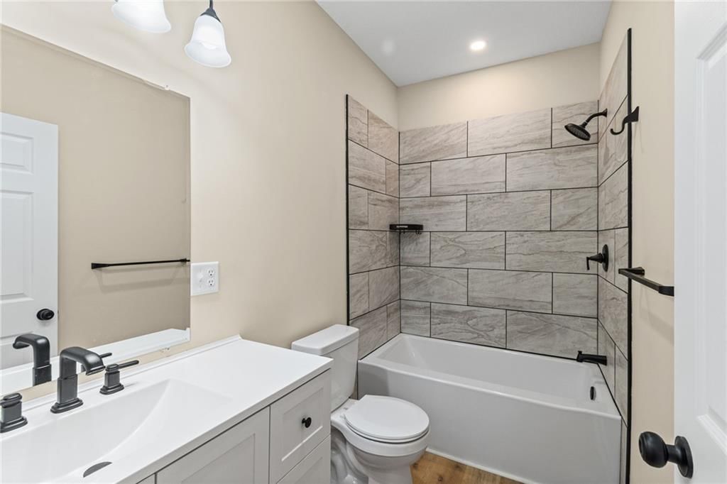 728 E 3rd Street — photo 17