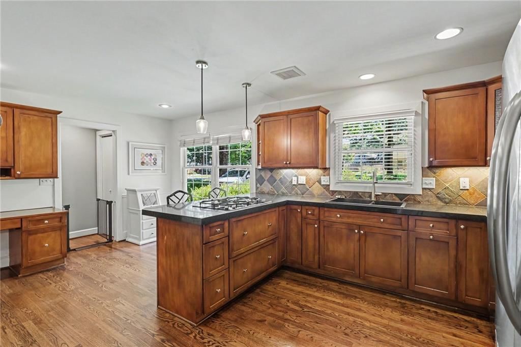 8104 Lee Boulevard — photo 15