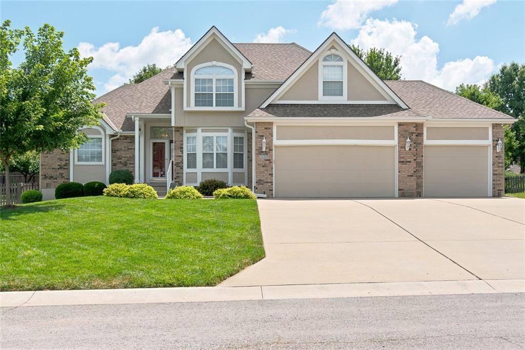 337 SE Canterbury Lane, Lee's Summit, MO