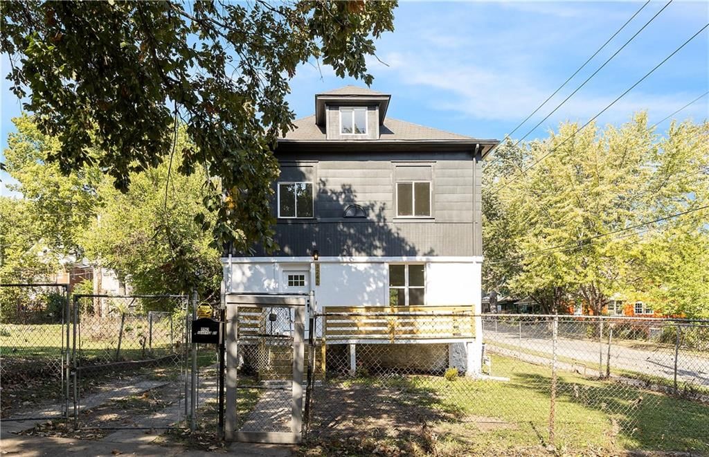 3242 Roberts Street — photo 1