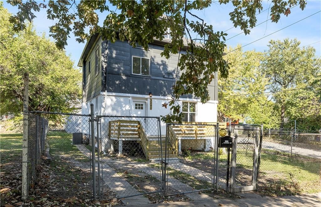 3242 Roberts Street — photo 2