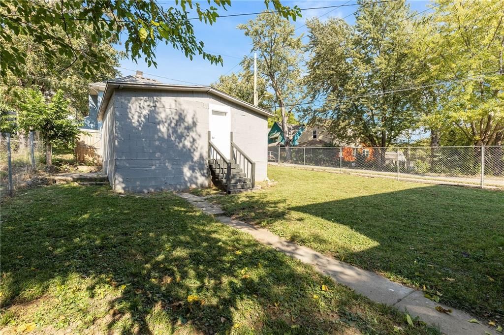 3242 Roberts Street — photo 48