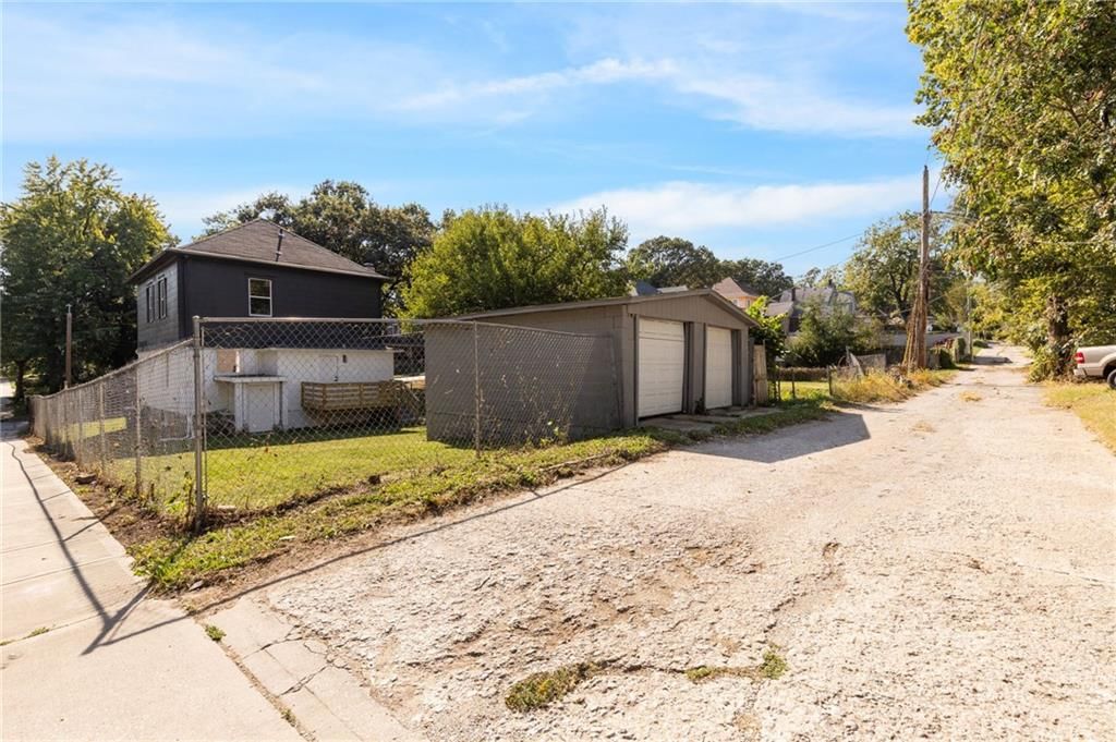 3242 Roberts Street — photo 53
