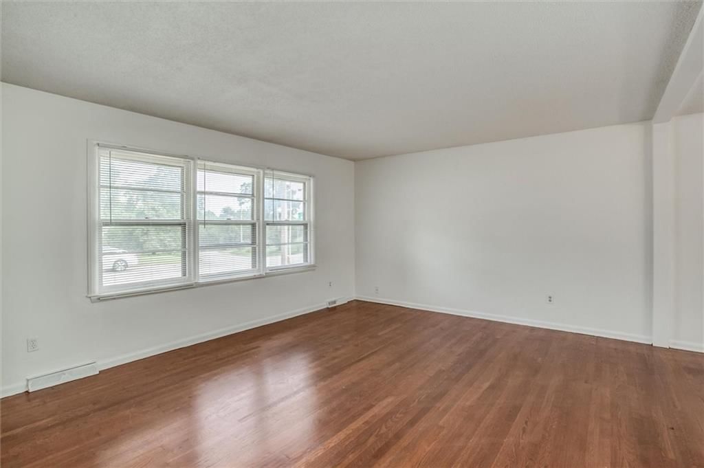 439 E Whittier Street — photo 4