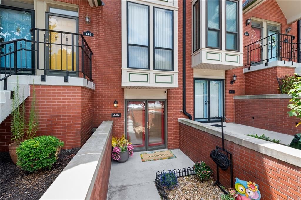 445 W 10th Street — photo 3