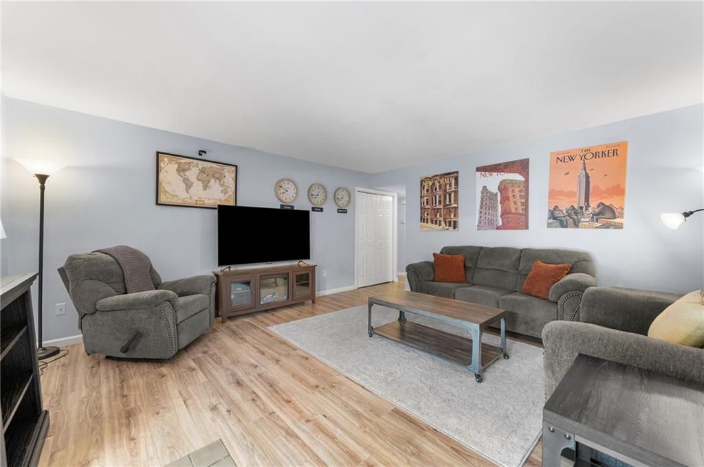 445 W 10th Street — photo 6