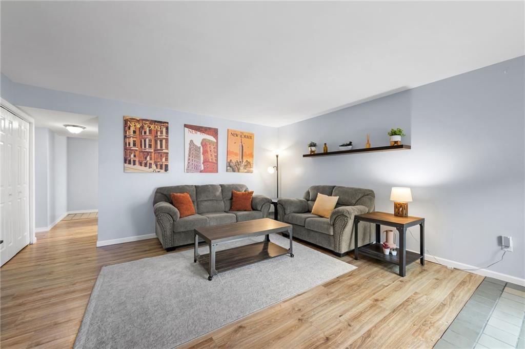 445 W 10th Street — photo 7