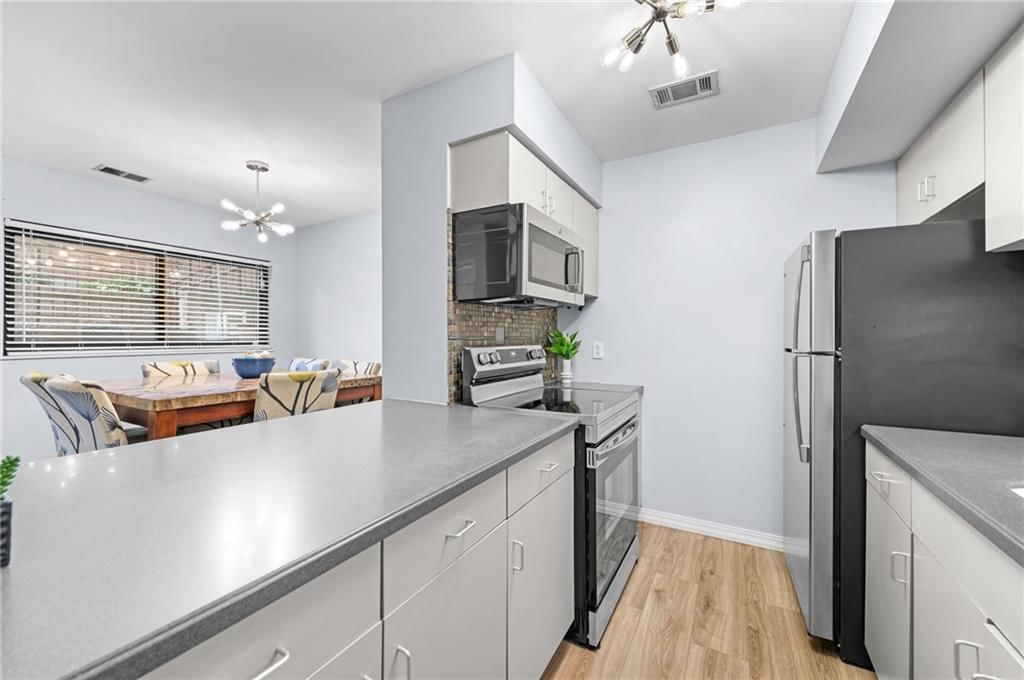 445 W 10th Street — photo 8
