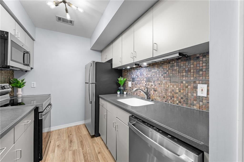 445 W 10th Street — photo 9