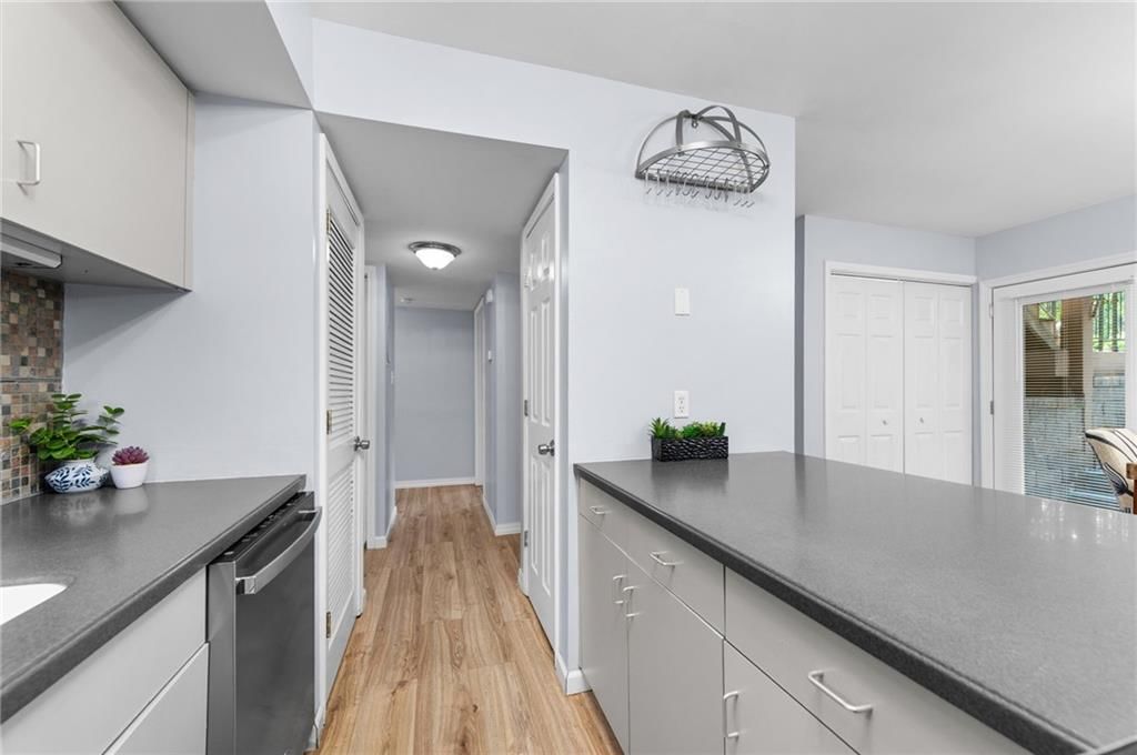 445 W 10th Street — photo 10
