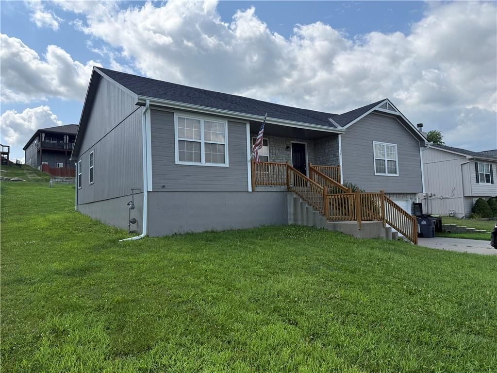 716 SW Brome Drive — photo 2