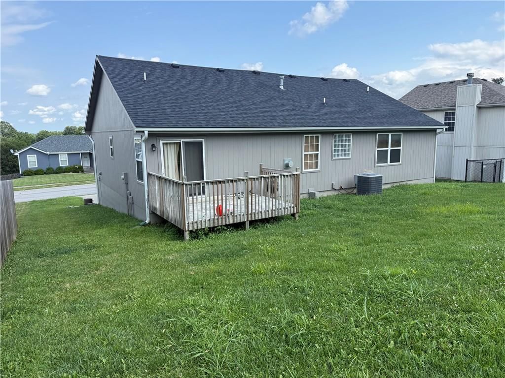 716 SW Brome Drive — photo 3