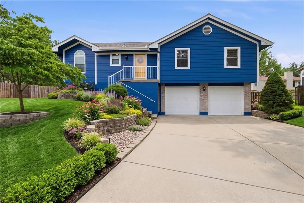 528 NE Wood Court — photo 2