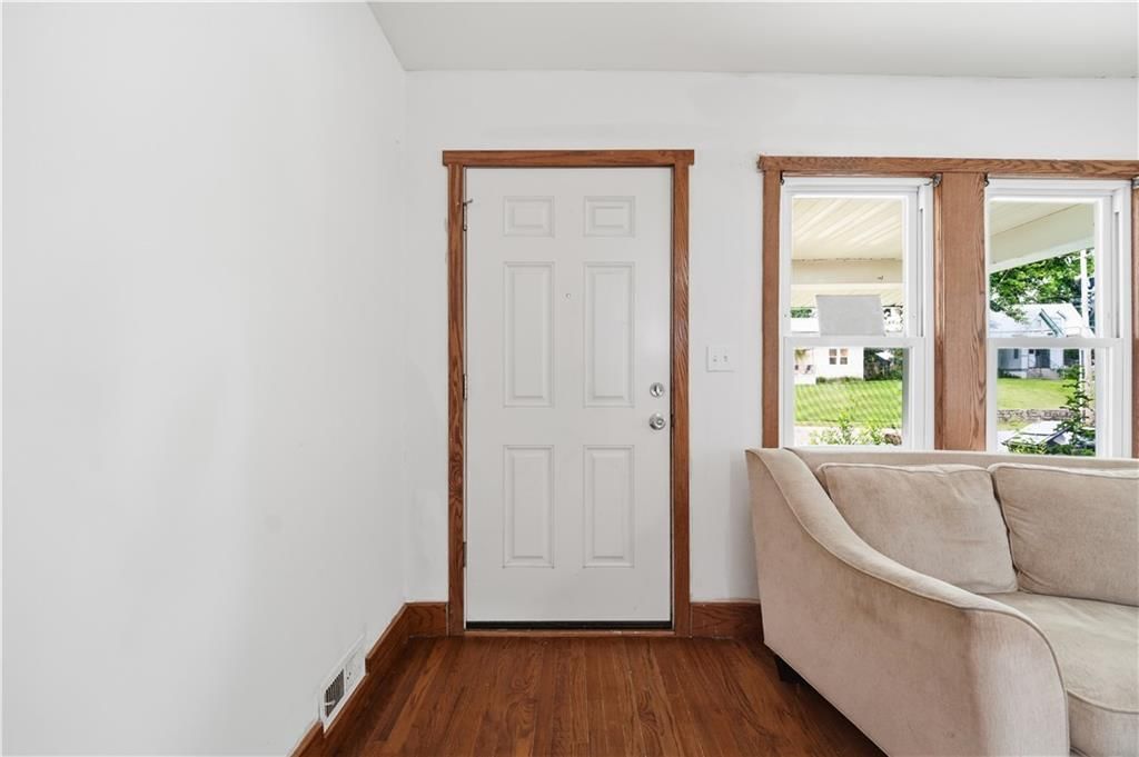 531 E College Street — photo 3
