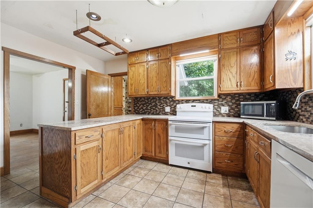 531 E College Street — photo 11