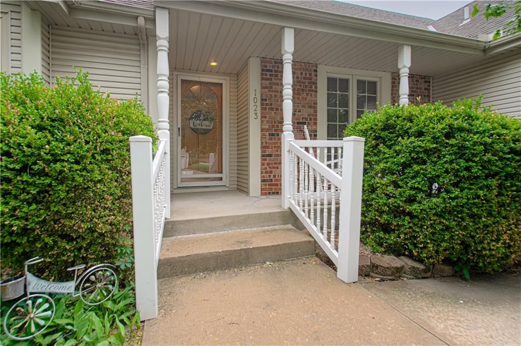 1023 E OAKVIEW Street — photo 1