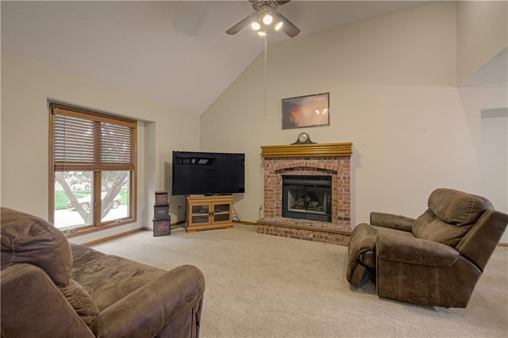 1023 E OAKVIEW Street — photo 4