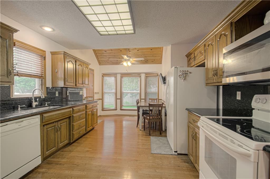 1023 E OAKVIEW Street — photo 8