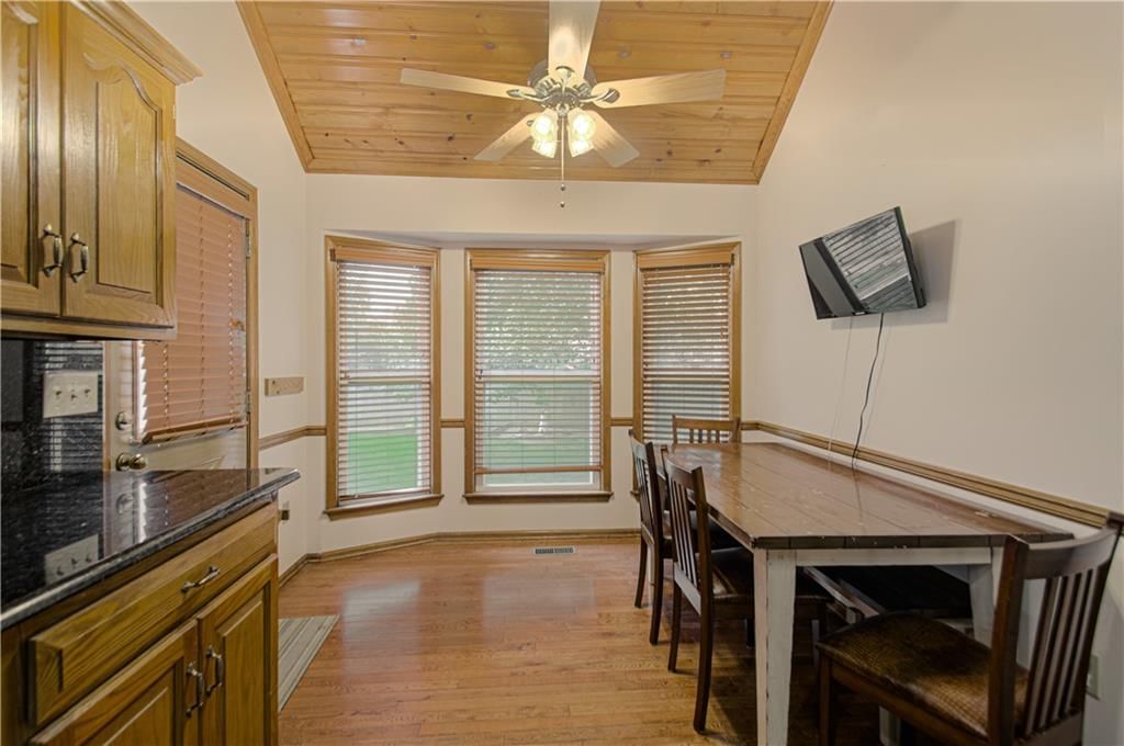 1023 E OAKVIEW Street — photo 9