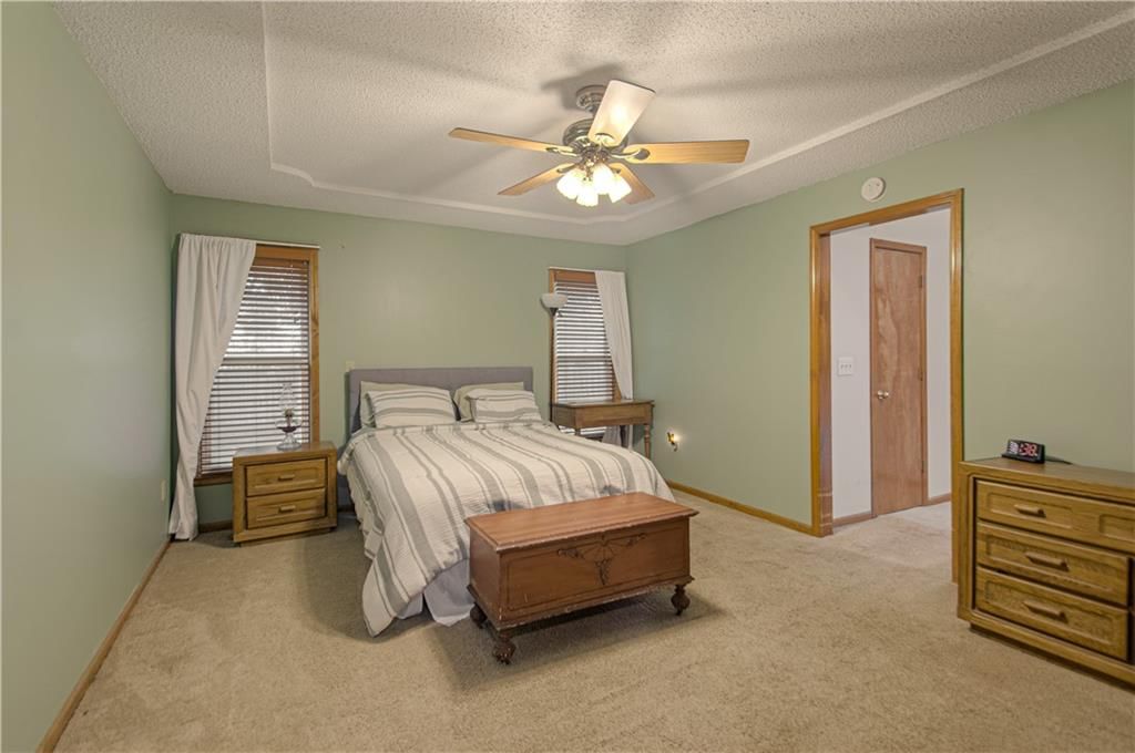 1023 E OAKVIEW Street — photo 13