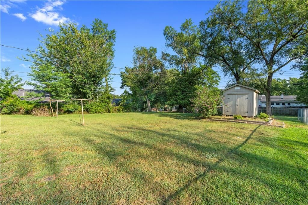 700 W Burton Street — photo 36