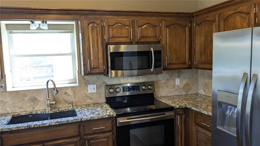 324 NE Woodbury Drive — photo 7