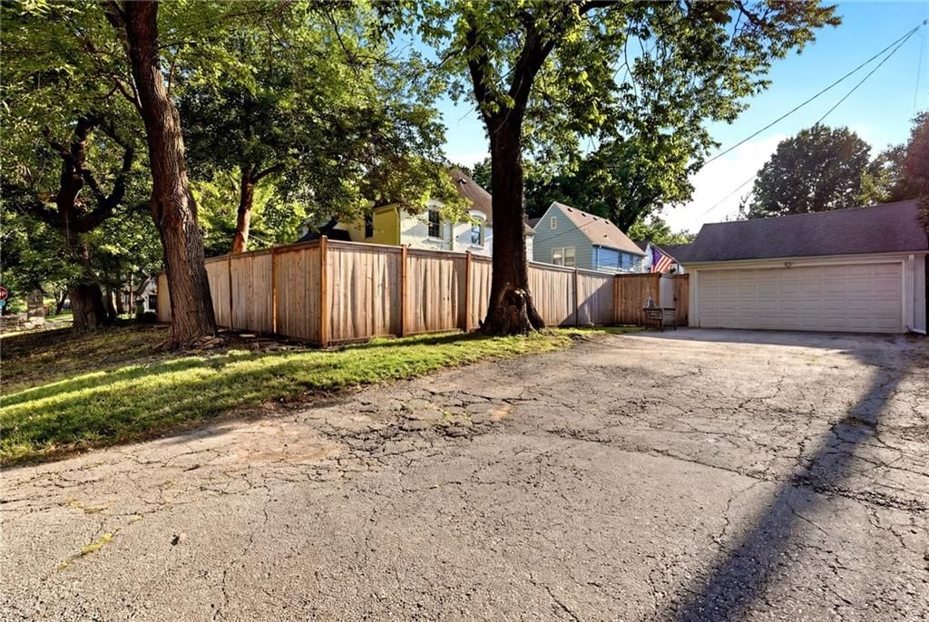 1000 W Gregory Boulevard — photo 49