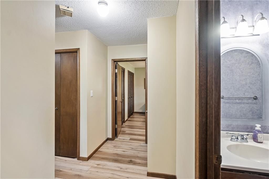 106 S Hazen Street — photo 32