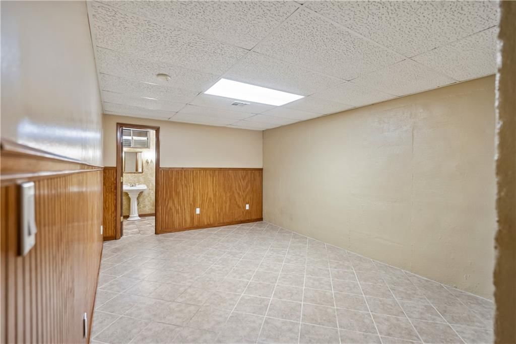 106 S Hazen Street — photo 46