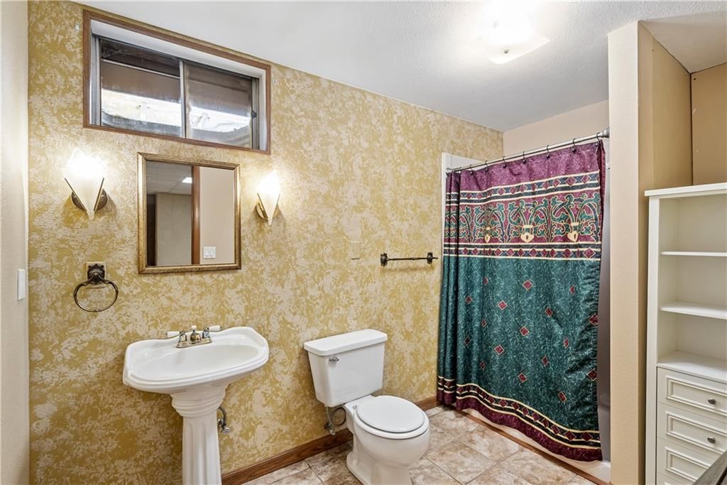 106 S Hazen Street — photo 47