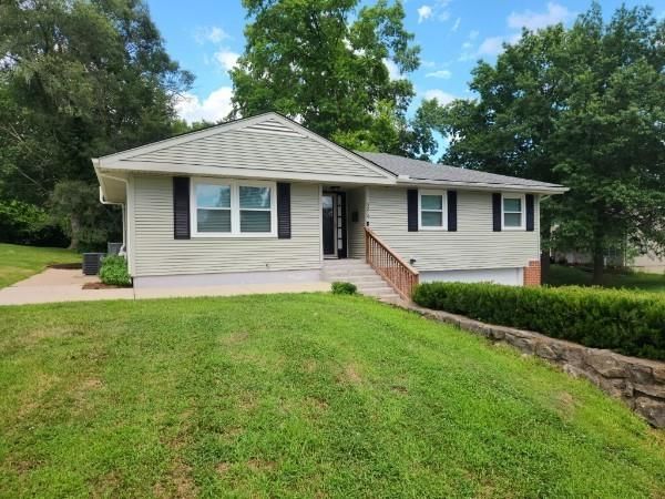 3219 S Vest Avenue — photo 2