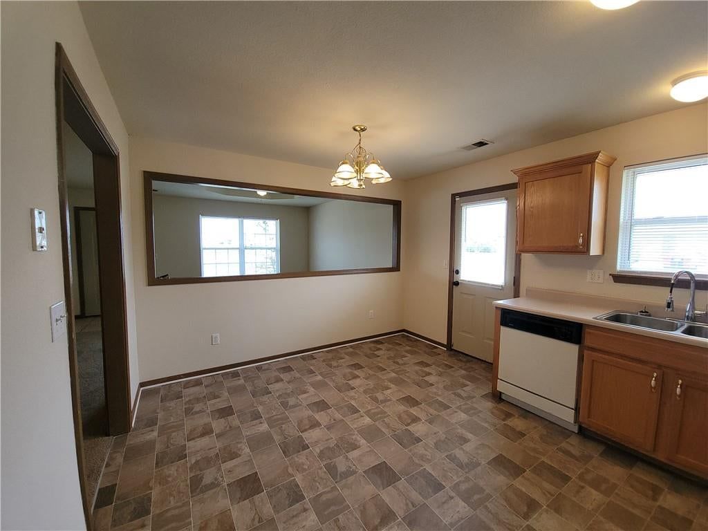 183-185 NW Woodbury Drive — photo 7