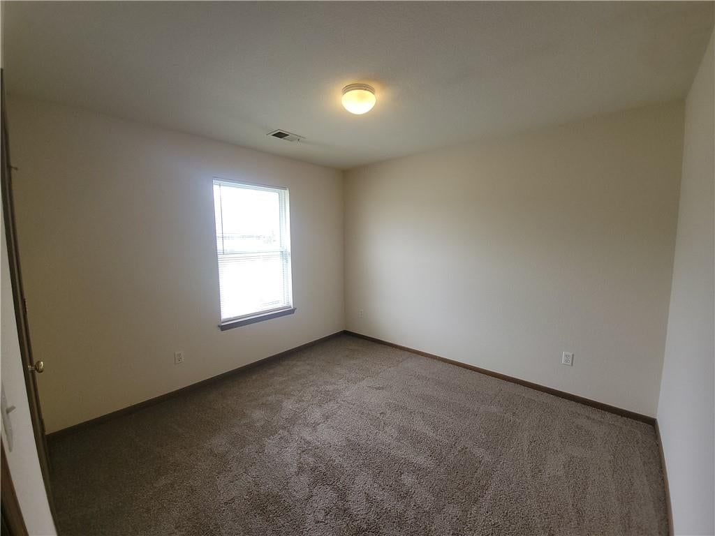 183-185 NW Woodbury Drive — photo 12