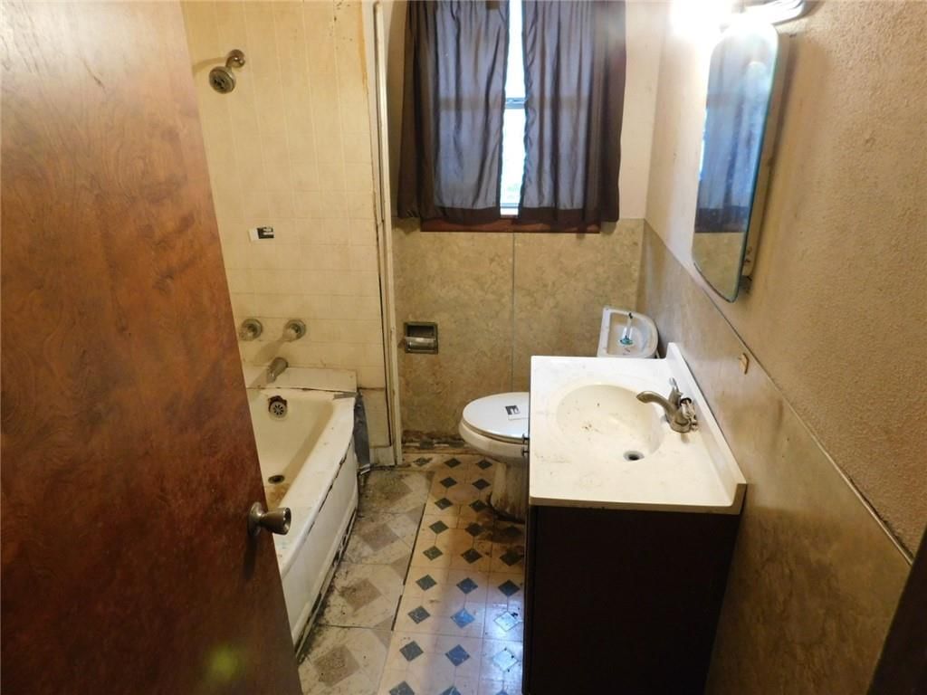 807 W 5th Street — photo 5
